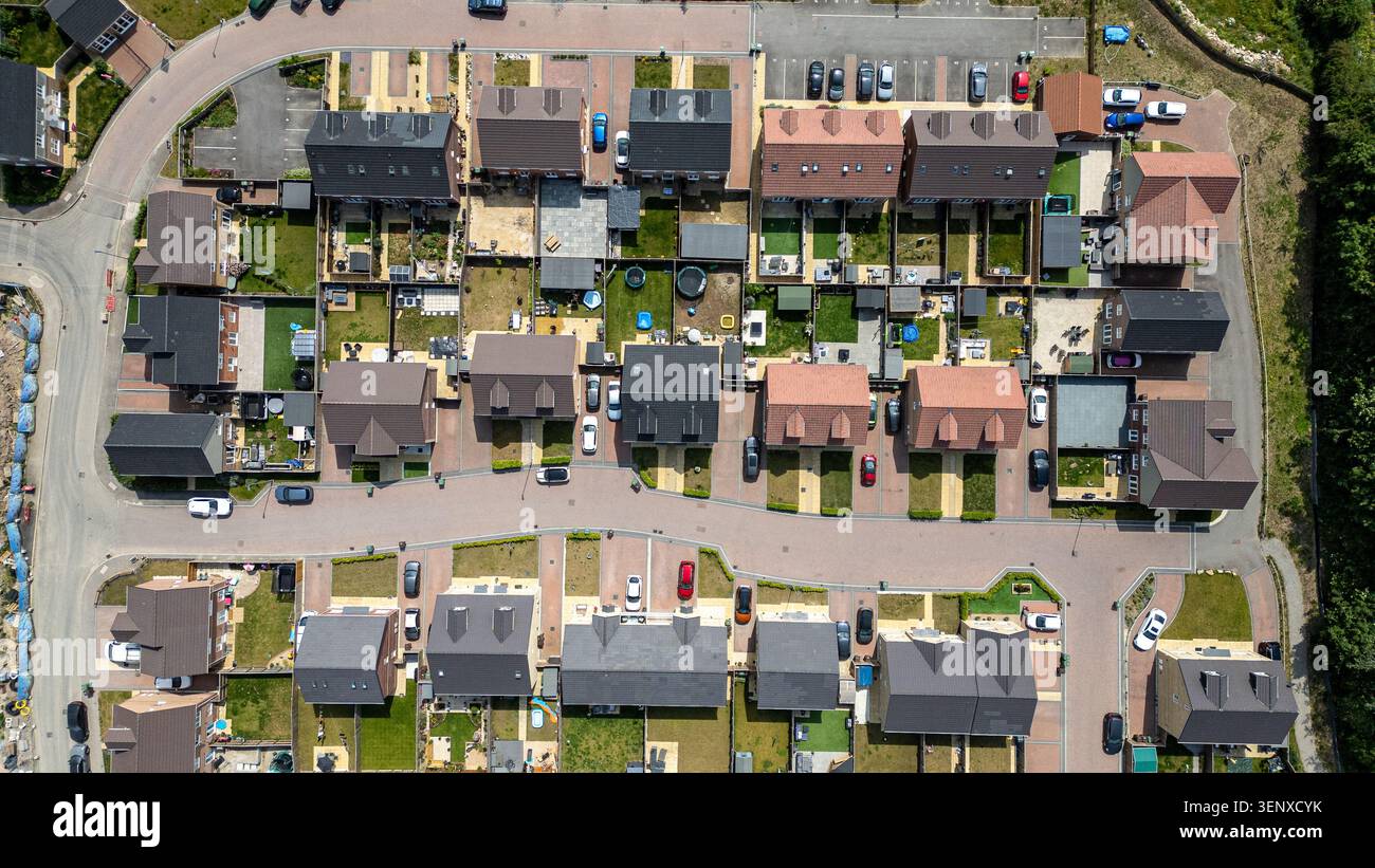 Una foto in alto di un quartiere periferico con case, vialetti e auto parcheggiate a Noble Homes, a Knottingley, Regno Unito. Foto Stock
