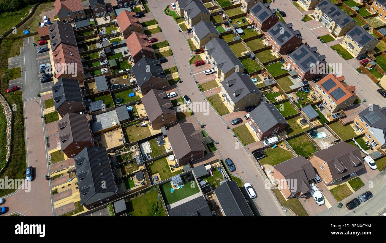 Una foto in alto di un quartiere periferico con case, vialetti e auto parcheggiate a Noble Homes, a Knottingley, Regno Unito. Foto Stock
