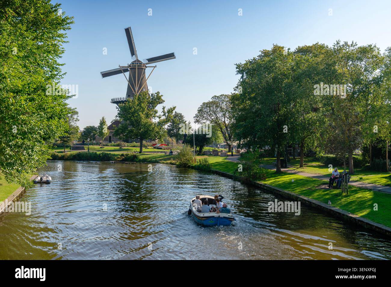 Leida, Paesi Bassi - 21 settembre 2024 - crociera sul canale De Valk Windmill Rijnsburger Foto Stock