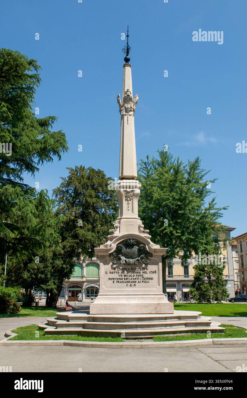Lugano, Ticino, Svizzera - 3 giugno 2026: Vista verticale sull'obelisco Monumento all'indipendenza situato in Piazza Indipende Foto Stock