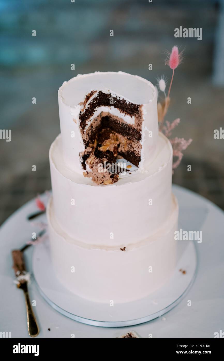 Elegante torta nuziale a due piani con sezione rimossa Foto Stock