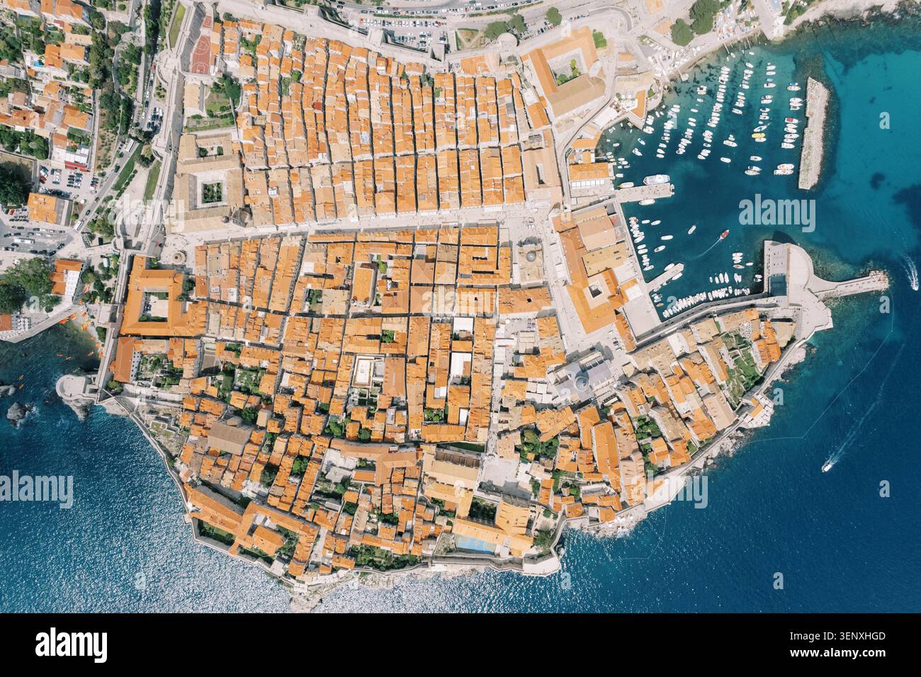 Vista aerea della città vecchia di Dubrovnik e del porto della Croazia Foto Stock