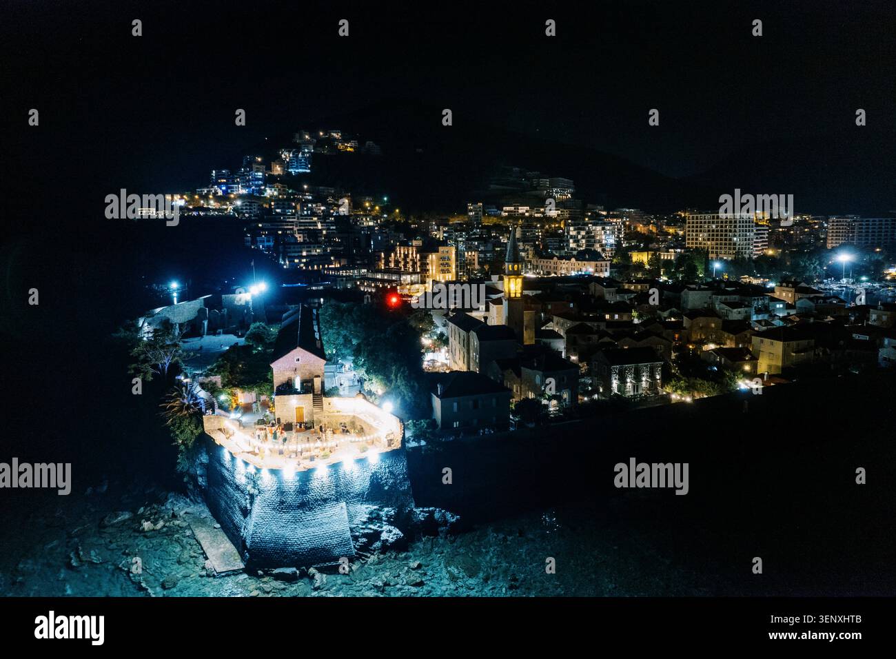 Vista notturna del drone della città vecchia di Budva con celebrazione nuziale Foto Stock