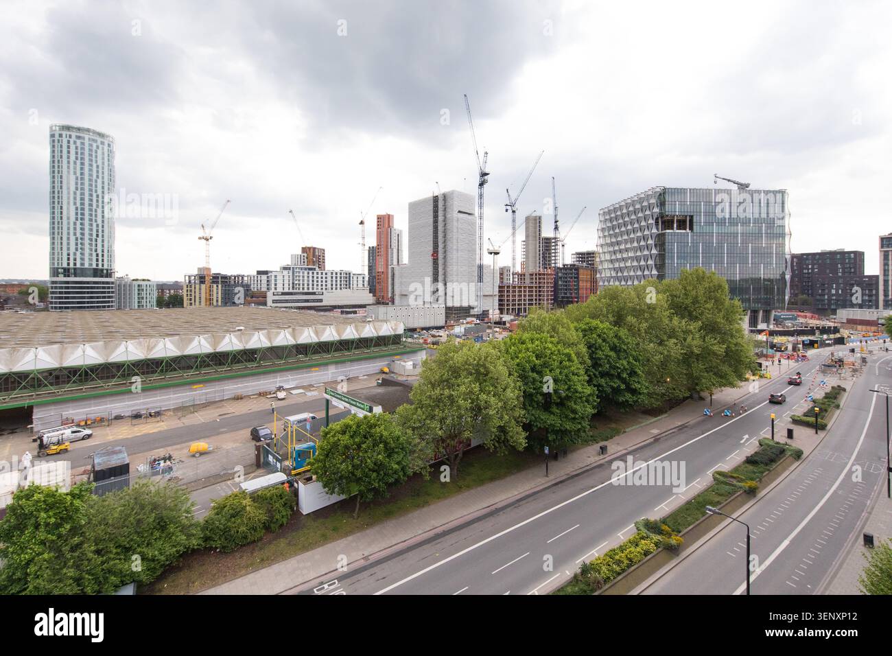 Nine Elms Lane verso l'ambasciata degli Stati Uniti Stati d'America a Londra Foto Stock