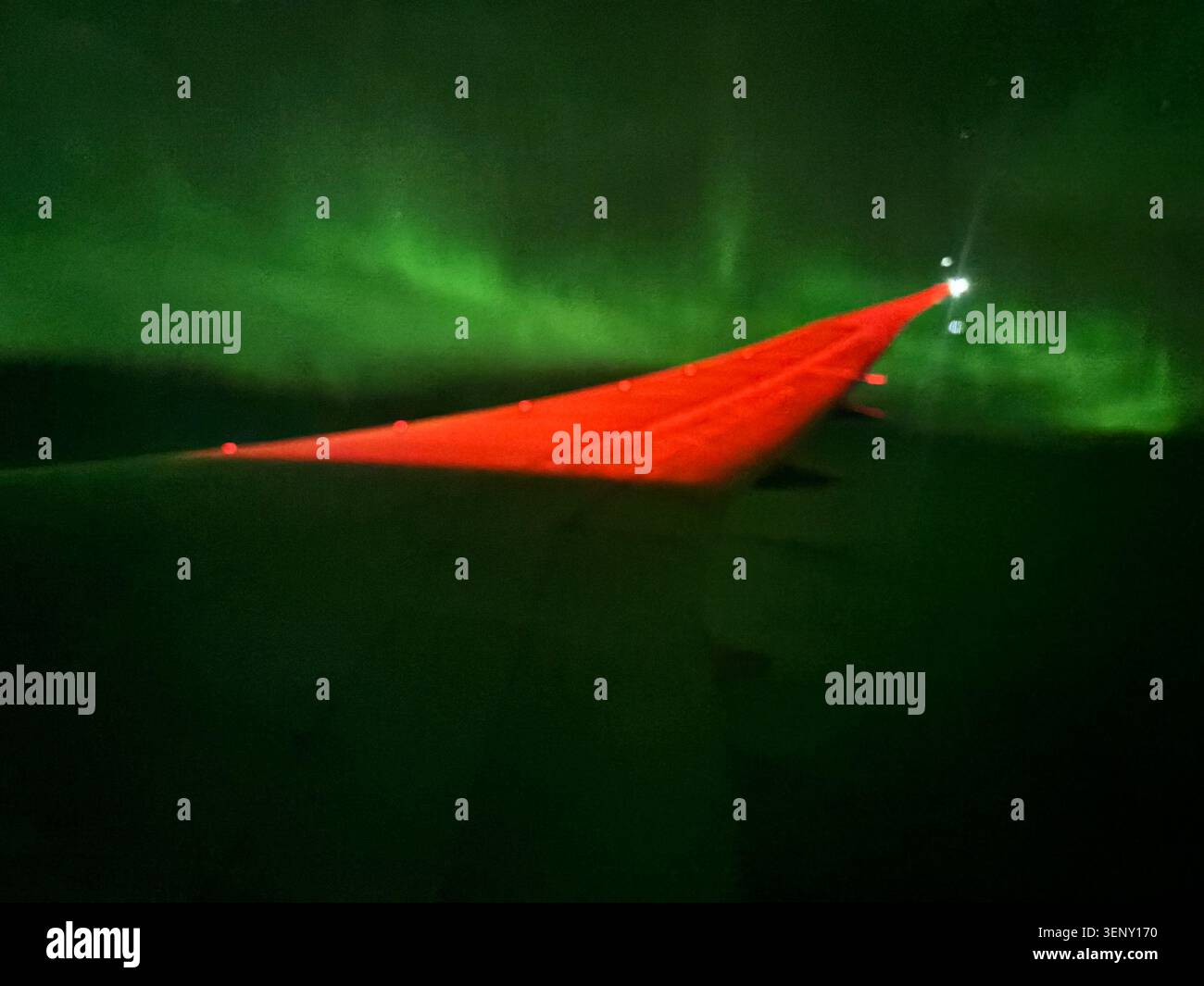 Aurora australis vista dal volo QF27 di Qantas alle latitudini antartiche il 12 giugno 2026 Foto Stock