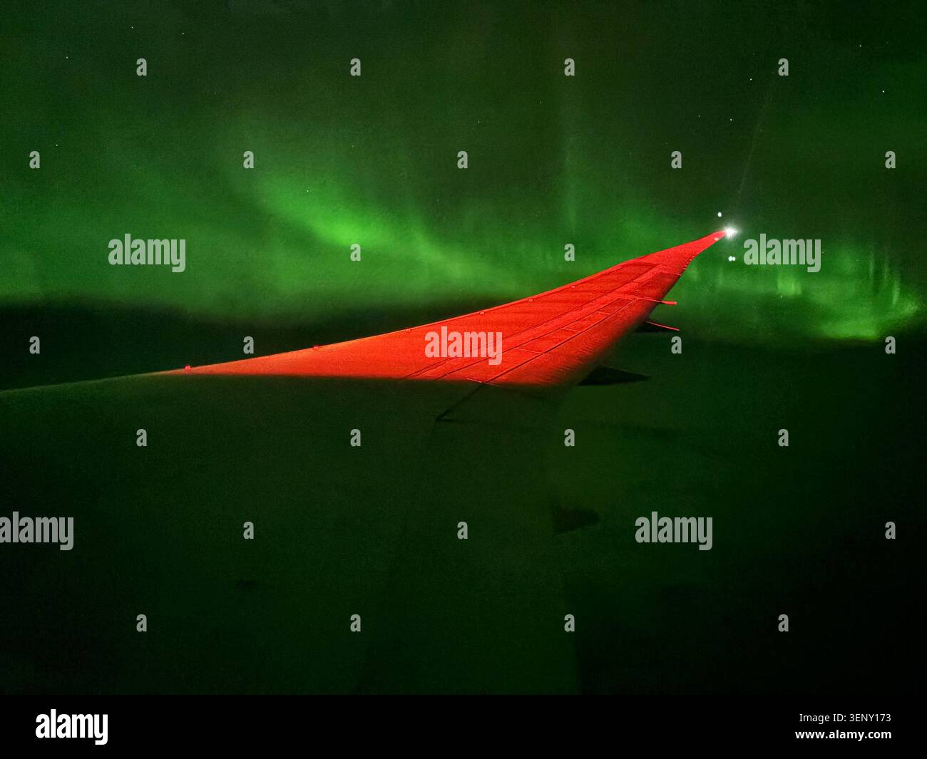 Aurora australis vista dal volo QF27 di Qantas alle latitudini antartiche il 12 giugno 2026 Foto Stock