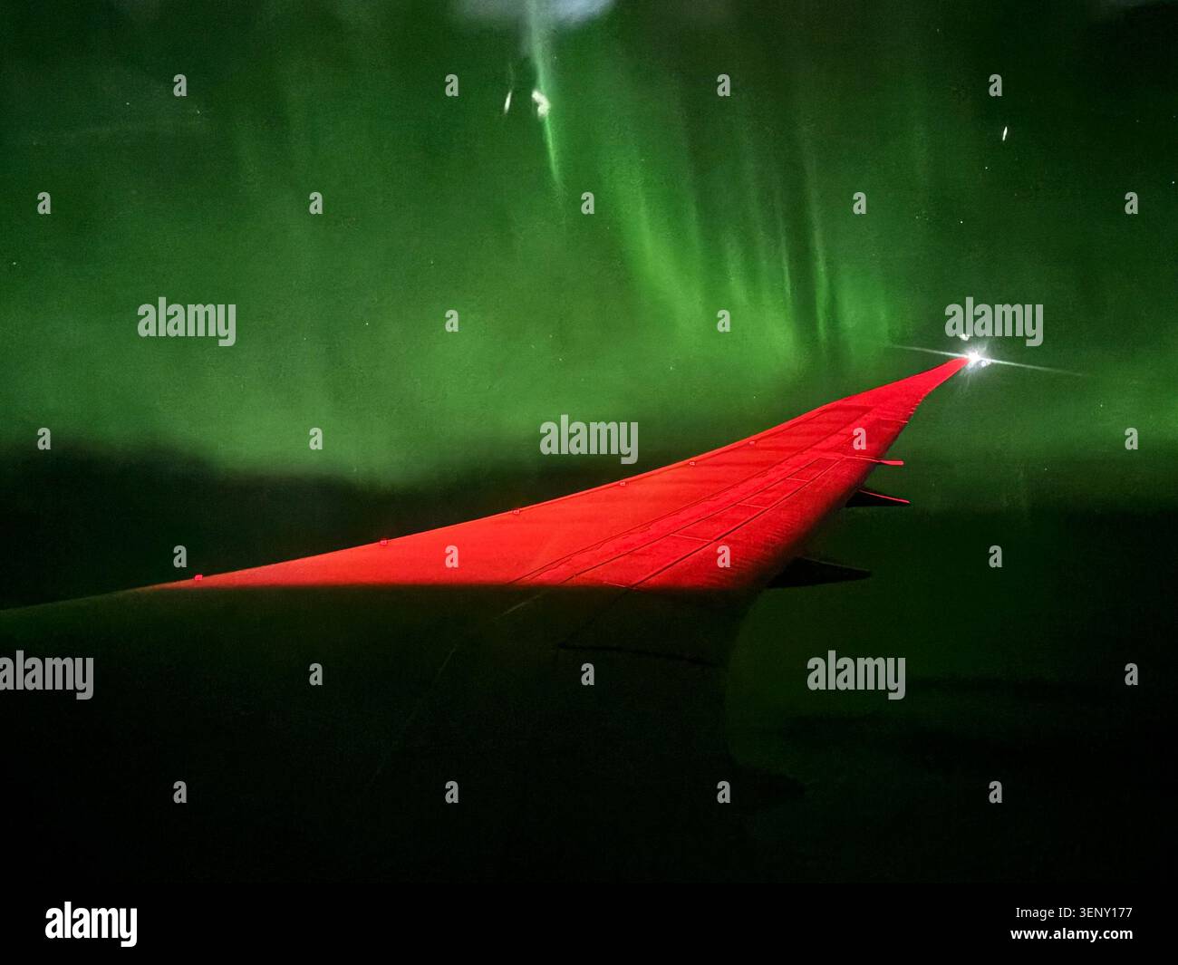 Aurora australis vista dal volo QF27 di Qantas alle latitudini antartiche il 12 giugno 2026 Foto Stock