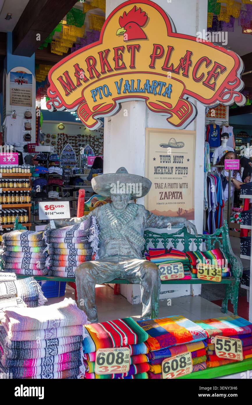 Puerto Vallarta, Messico, Market Place PTO Vallarta, negozio di souvenir, statua di Emiliano Zapata, scultura rivoluzionaria leader, cultura messicana, attrazione turistica Foto Stock