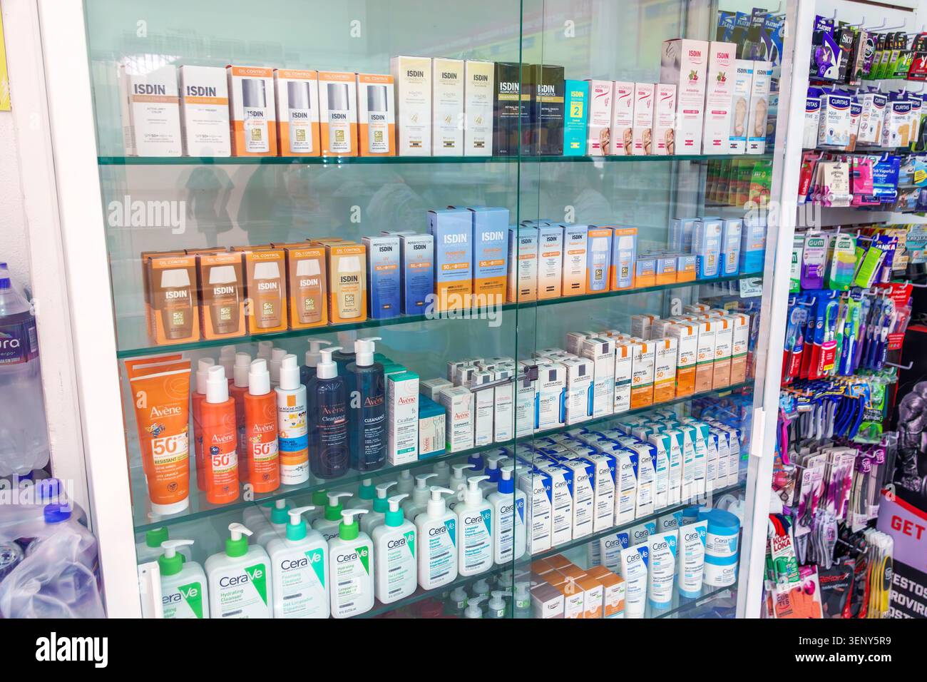 Puerto Vallarta Messico, scaffale della farmacia, prodotti per la cura della pelle, esposizione della crema solare, ISDIN, CeraVe, Avene, prodotti di bellezza, vendita al dettaglio di assistenza sanitaria, articoli per la cura personale, co Foto Stock