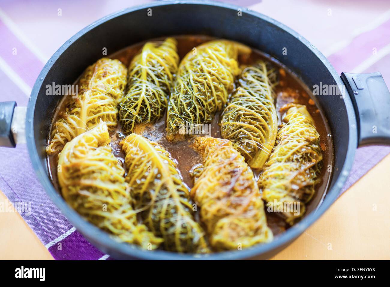 Involtini di cavolo nella teglia Foto Stock