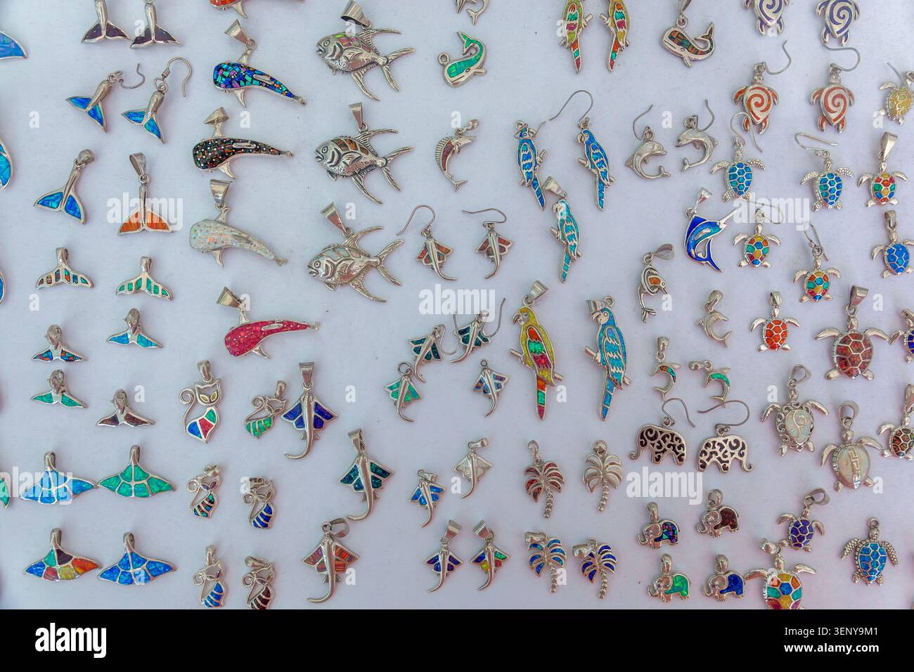 Cabo San Lucas Mexico, gioielli in argento, esposizione di gioielli, pendenti per pesci, pendenti per tartarughe marine, pendenti per pappagalli, pendenti per delfini, pendenti per coda di balena, gioiello di uccelli Foto Stock