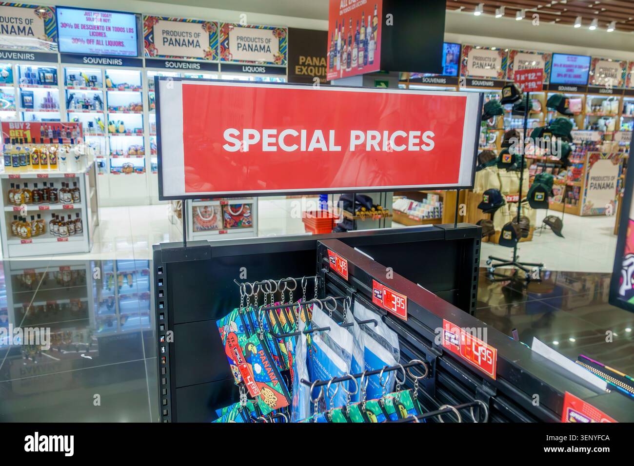 Colon Panama,promozione prezzi speciali,esposizione al dettaglio,portachiavi,merchandising souvenir,negozio di articoli da regalo,prodotti di Panama,shopping interno,consumer retail,dis Foto Stock