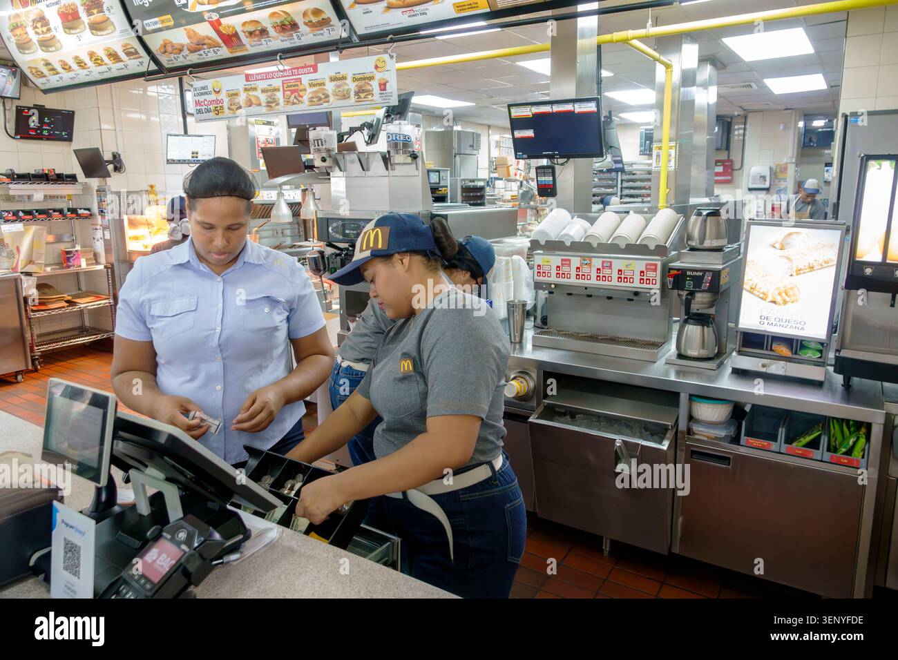 Panama City Panama, ristorante McDonald's, dipendenti femminili, registratore di cassa, personale del ristorante, addetti ai servizi alimentari, dipendenti in uniforme, sistema point of sale Foto Stock