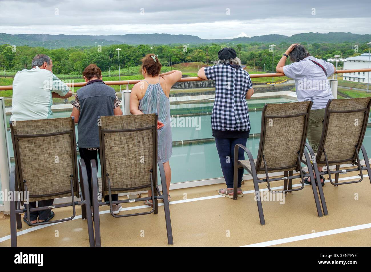 Canale di Panama, passeggeri delle crociere, area di osservazione, uomini e donne adulti, viaggiatori anziani, visite turistiche, operazioni di avvistamento delle chiuse, transito sul canale, posti a sedere sul ponte, tro Foto Stock