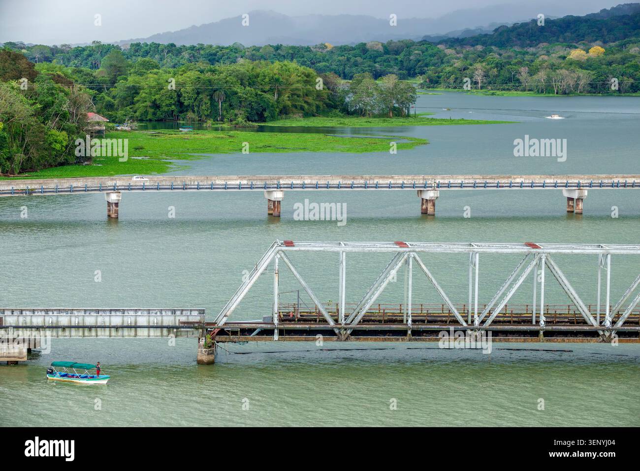 Canale di Panama, ponte ferroviario, ponte stradale, piccola barca, attraversamento del canale, foresta pluviale tropicale, lago Gatun, infrastrutture di trasporto, struttura ingegneristica Foto Stock