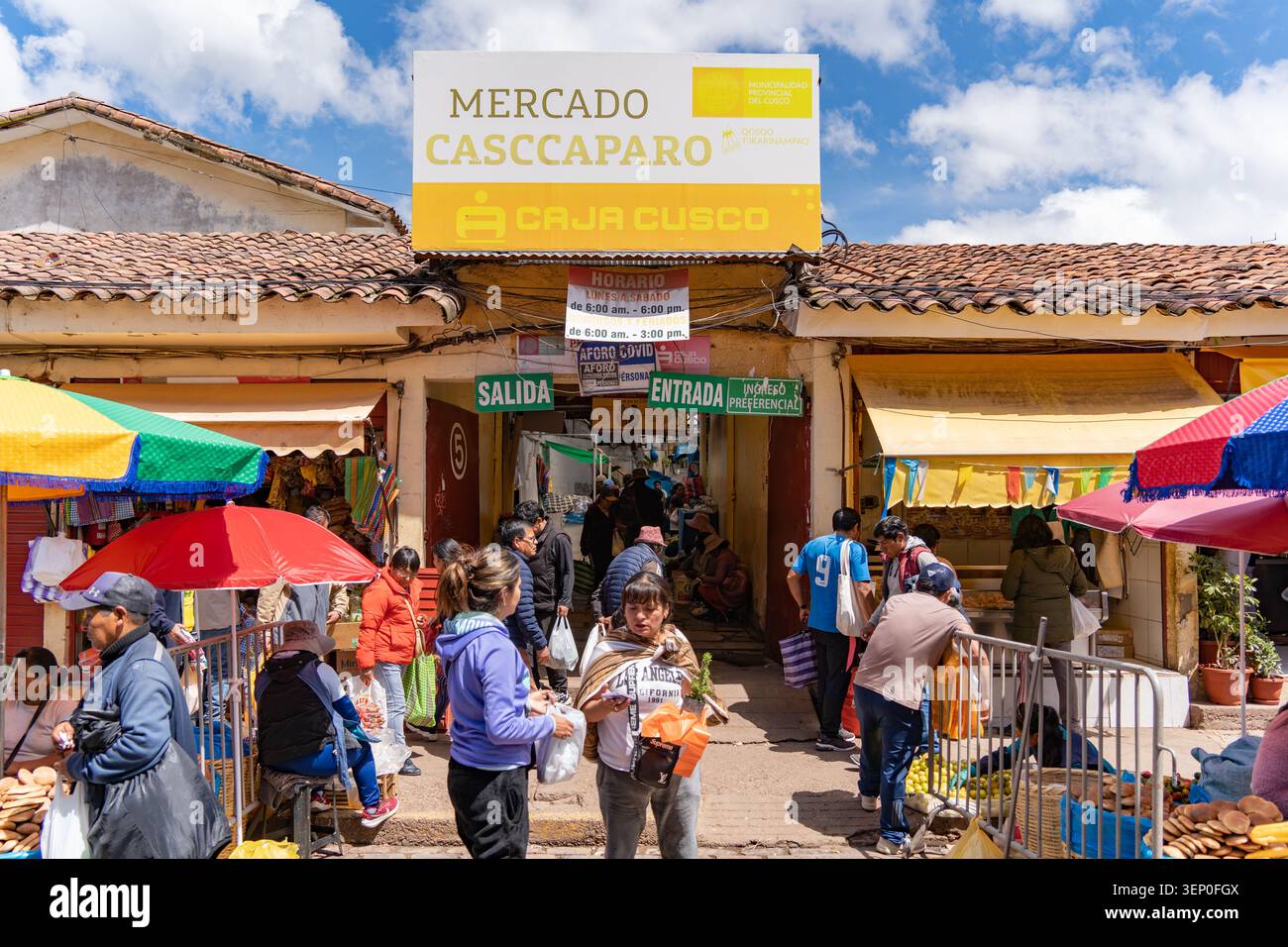Cusco, Perù - 23 marzo 2025: Ingresso al Mercado Casccaparo, situato nel centro storico di Cusco Foto Stock