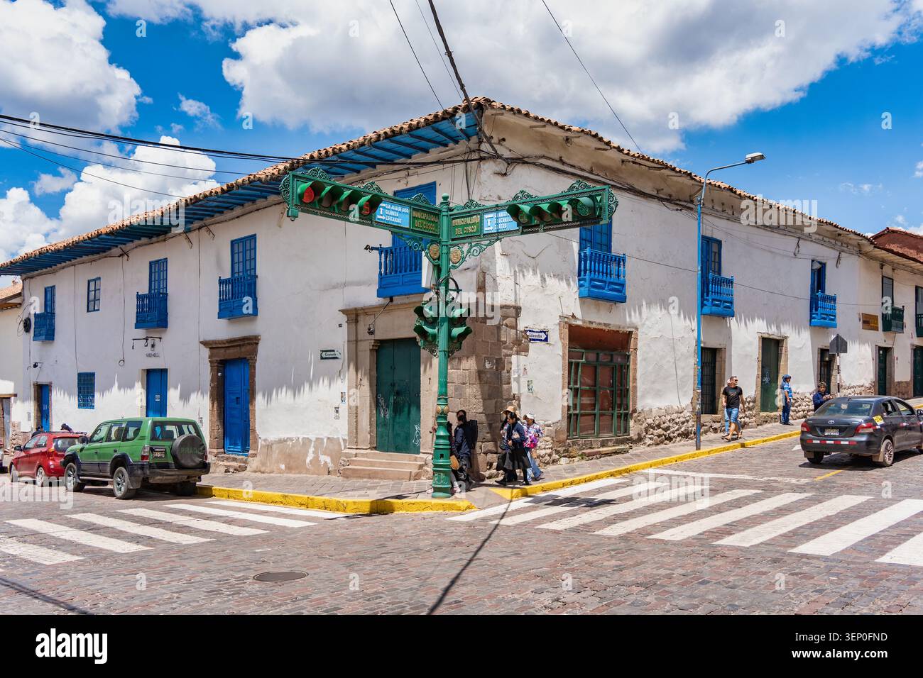 Cusco, Perù - 23 marzo 2025: Intersezione stradale con edifici di architettura coloniale nel centro storico di Cusco Foto Stock