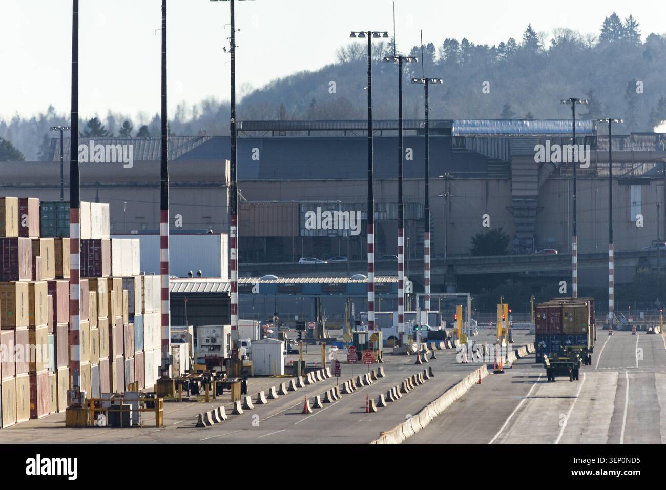 Operazioni del terminal container presso Una struttura di trasporto marittimo a Seattle, Washington, Stati Uniti Foto Stock