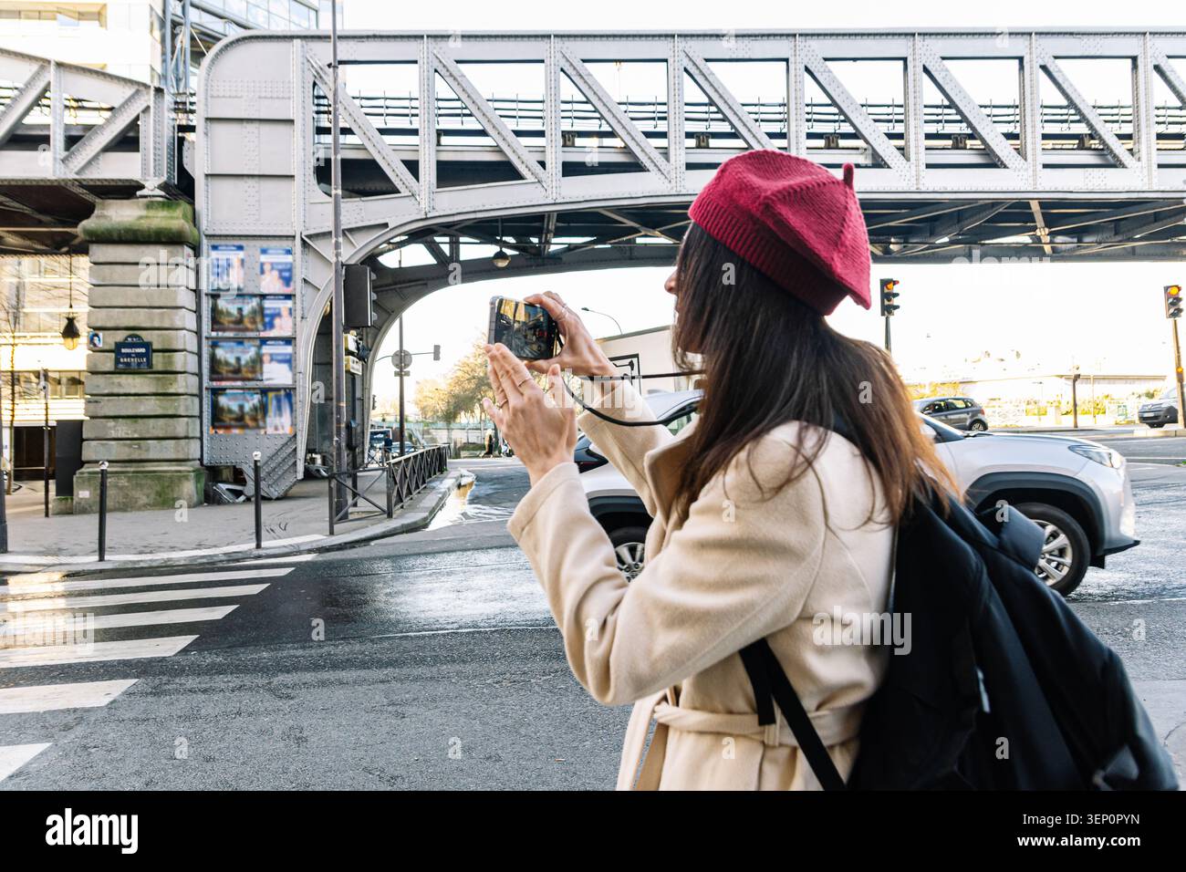 Donna solitaria in viaggio a parigi che scatta una foto al ponte bir hakeim Foto Stock