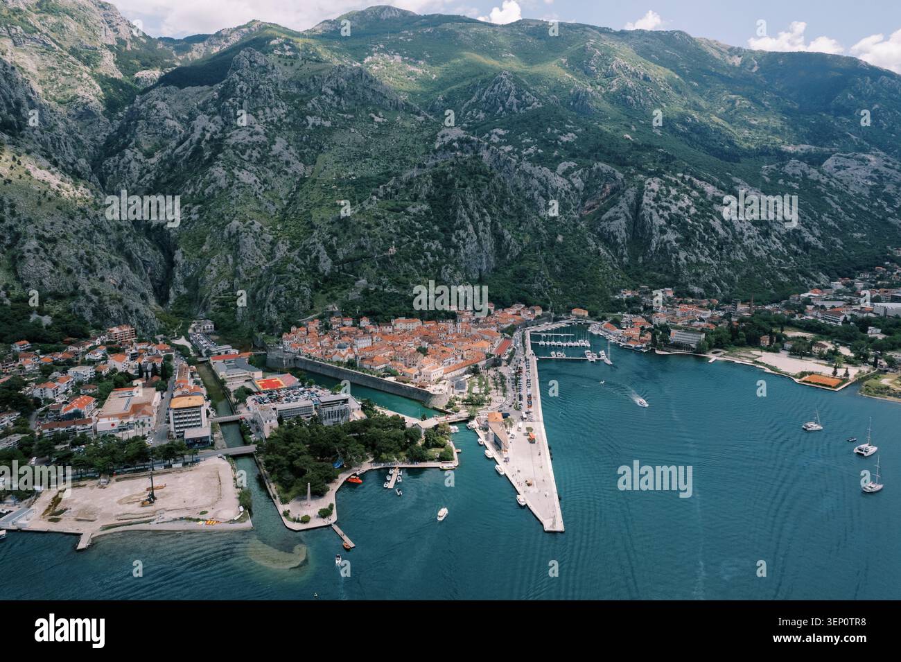Vista aerea della città vecchia di Cattaro e della baia circondata dalle montagne Foto Stock