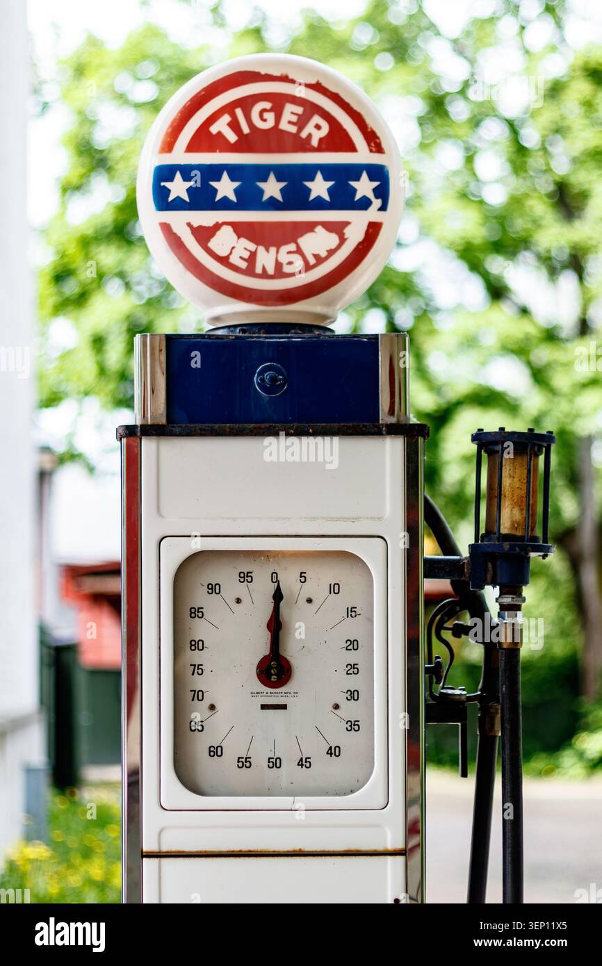 Pompa carburante Tiger Bensin vintage con logo rotondo in Scandinavia Foto Stock