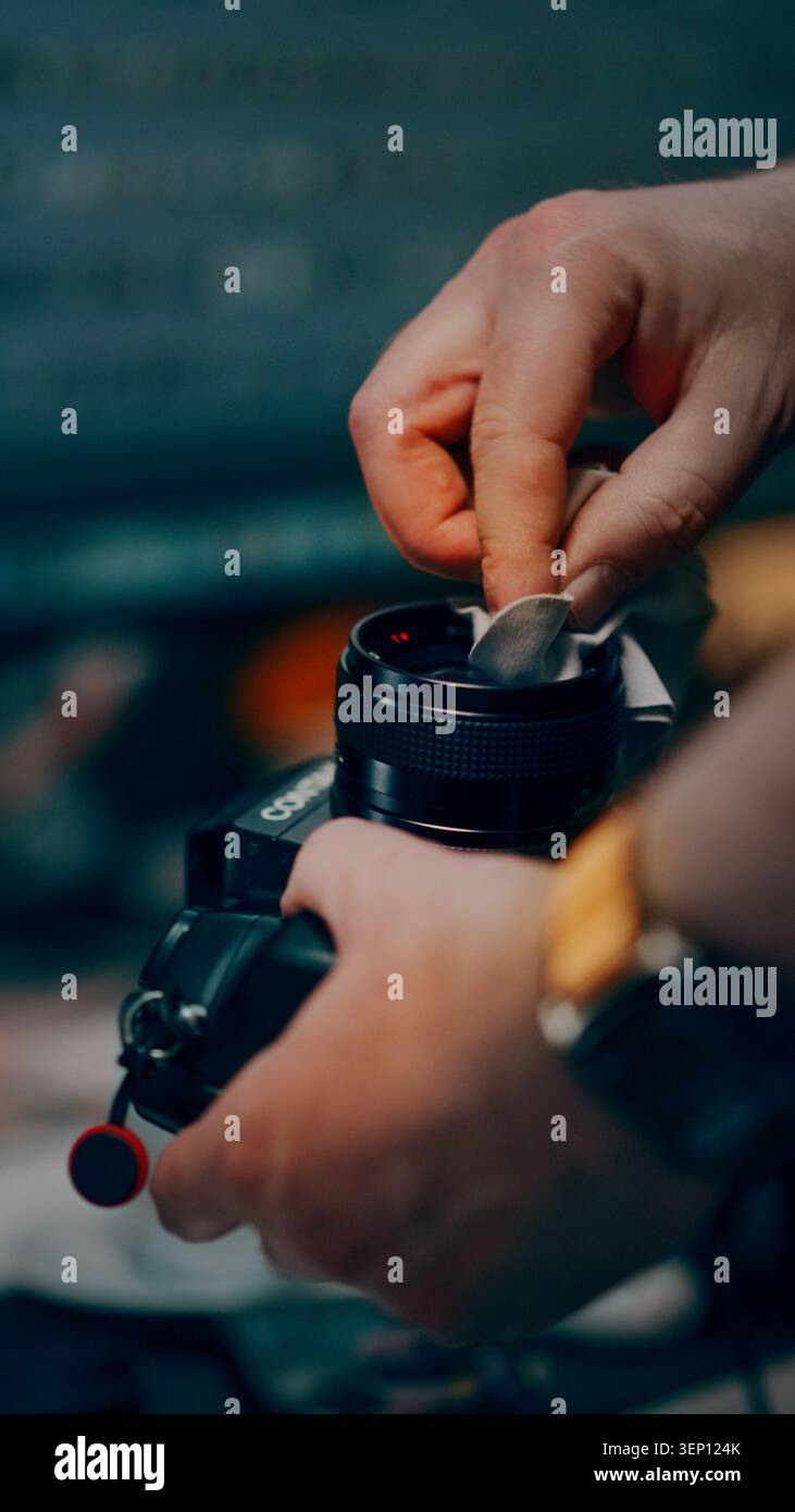 Poznan, grande Polonia, Polonia, 12 giugno 2026, panno in microfibra per obiettivo fotocamera Vintage per la pulizia delle mani del fotografo. Uno scatto ravvicinato cattura un tecnico Foto Stock