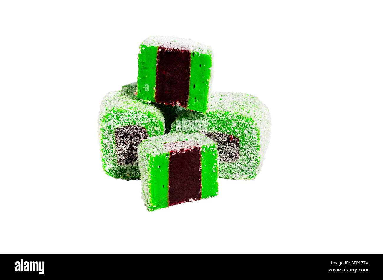 Una piccola pila di tradizionali cubetti turchi (lokum) caratterizzati da un vibrante strato esterno di mela verde, un centro di gelatina di melograno rosso scuro e un gene Foto Stock