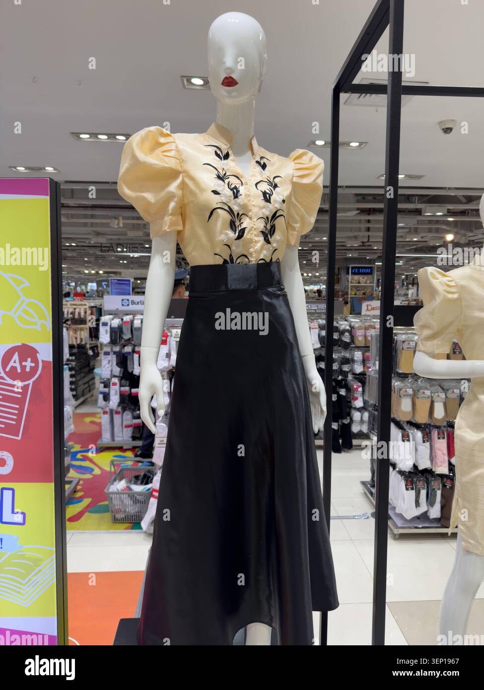 Abbigliamento formale filippino contemporaneo con corpetto ricamato e maniche a farfalla in mostra in un grande magazzino filippino. - Immagine stock catturata con smartphone