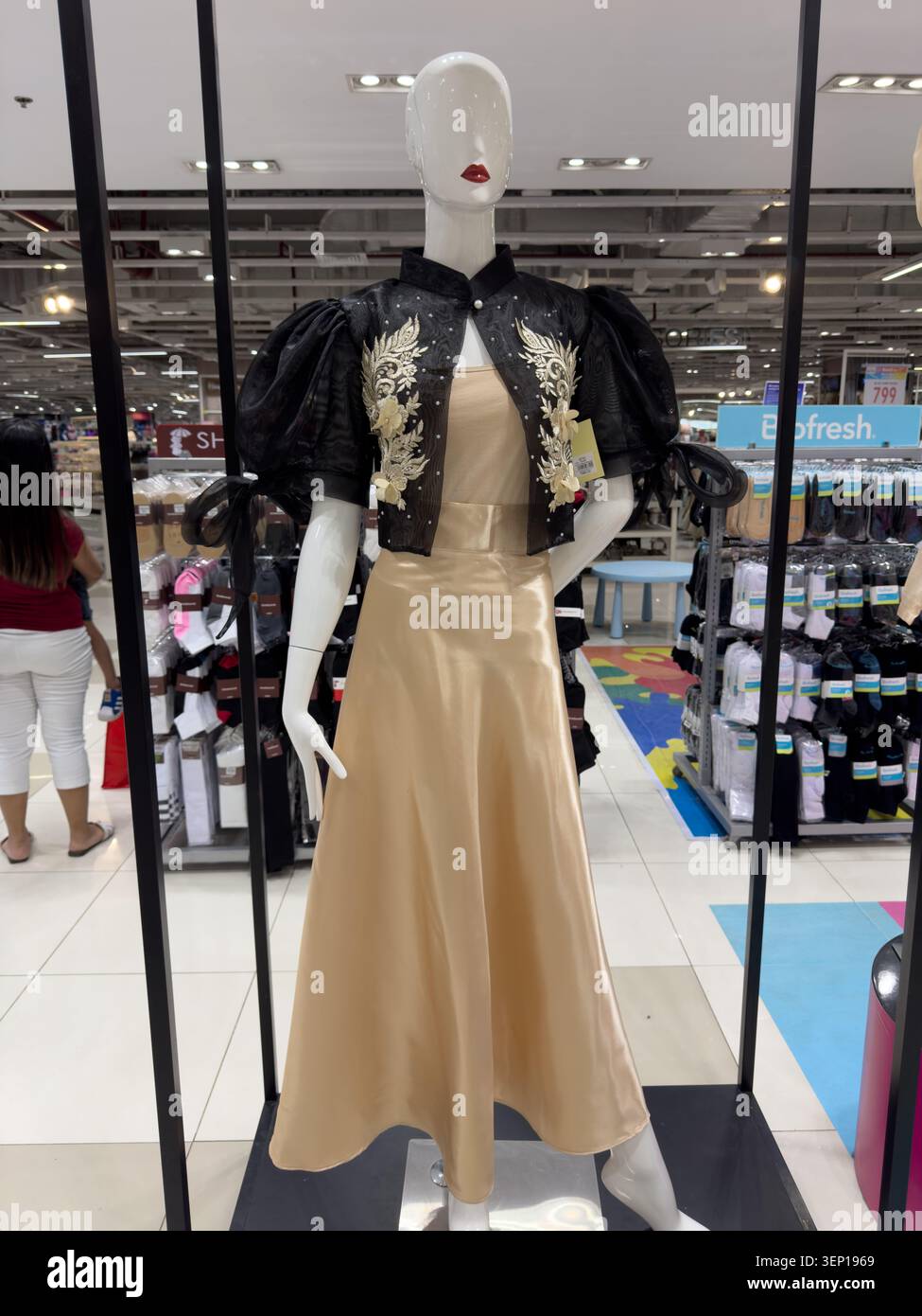 Moderno abito filippino esposto su un manichino in un grande magazzino di un centro commerciale a Cebu City, Filippine. - Immagine stock catturata con smartphone