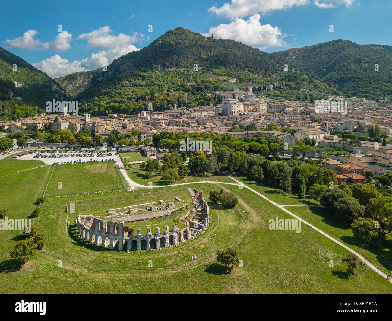 Vista aerea della storica città di Gubbio al tramonto in Umbria, Italia Foto Stock