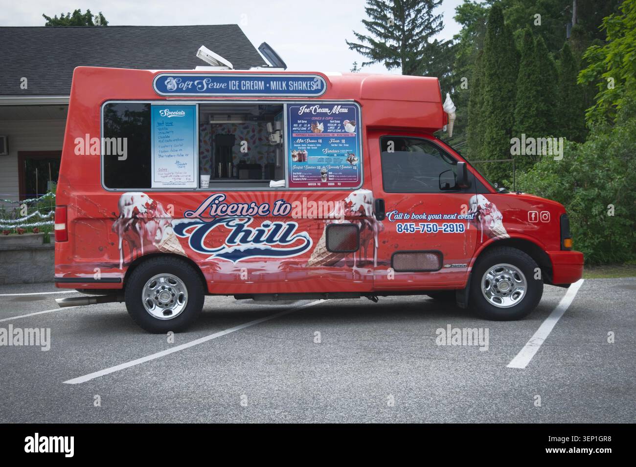 Un gelato colorato, milk skaes & un camion di soft serve con un nome intelligente. al Festival UFO 2026 a Pine Bush, New York. Foto Stock