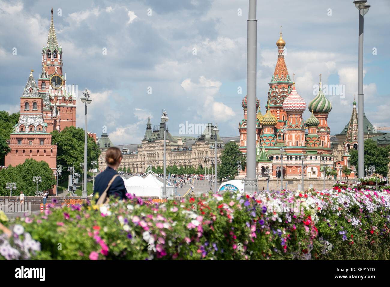 Mosca, Russia - 24 maggio 2026: Vista dal Ponte Bolshoy Moskvoretsky verso la Cattedrale di San Basilio, la Torre Spasskaya del Cremlino di Mosca, colorata Foto Stock
