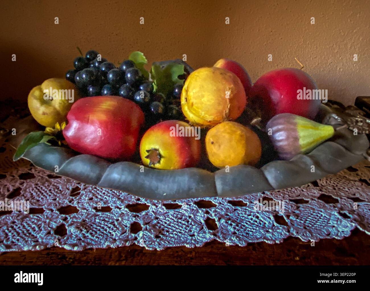Disposizione di frutta fresca in una locanda italiana. - Immagine stock catturata con smartphone