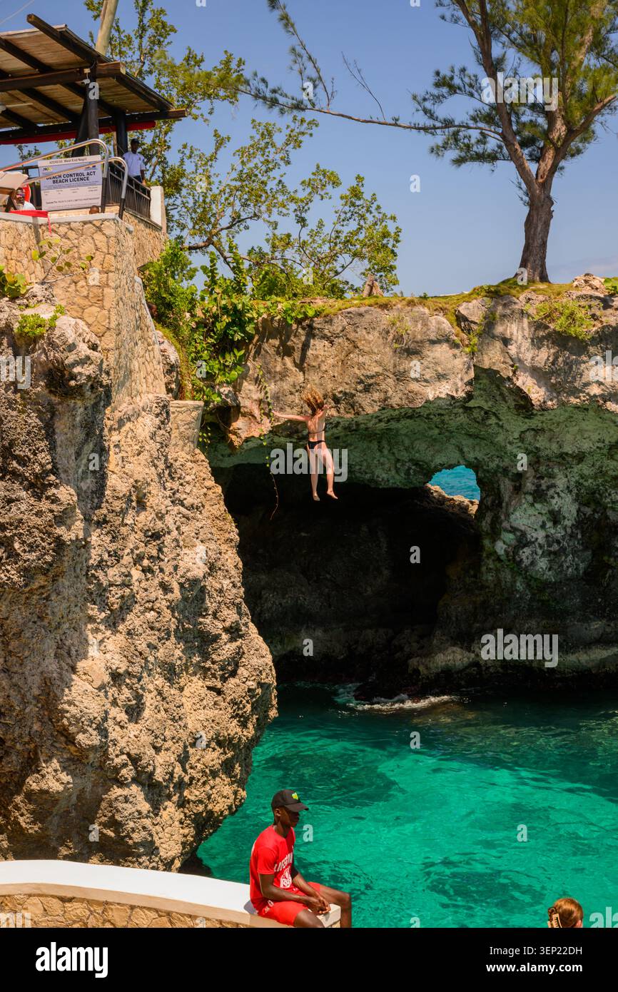 Salto dalla scogliera al Ricks Cafe, Negril, Giamaica Foto Stock