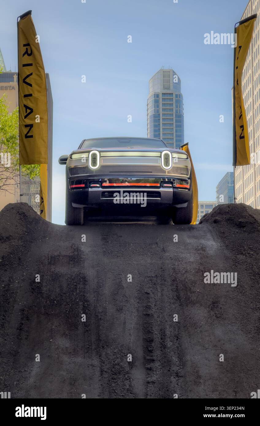 Rivian R2 mostra le sue abilità offroad al festival SXSW di Austin, Texas, nel marzo 2026, prima del lancio ufficiale verso la fine dell'estate - Immagine stock catturata con smartphone