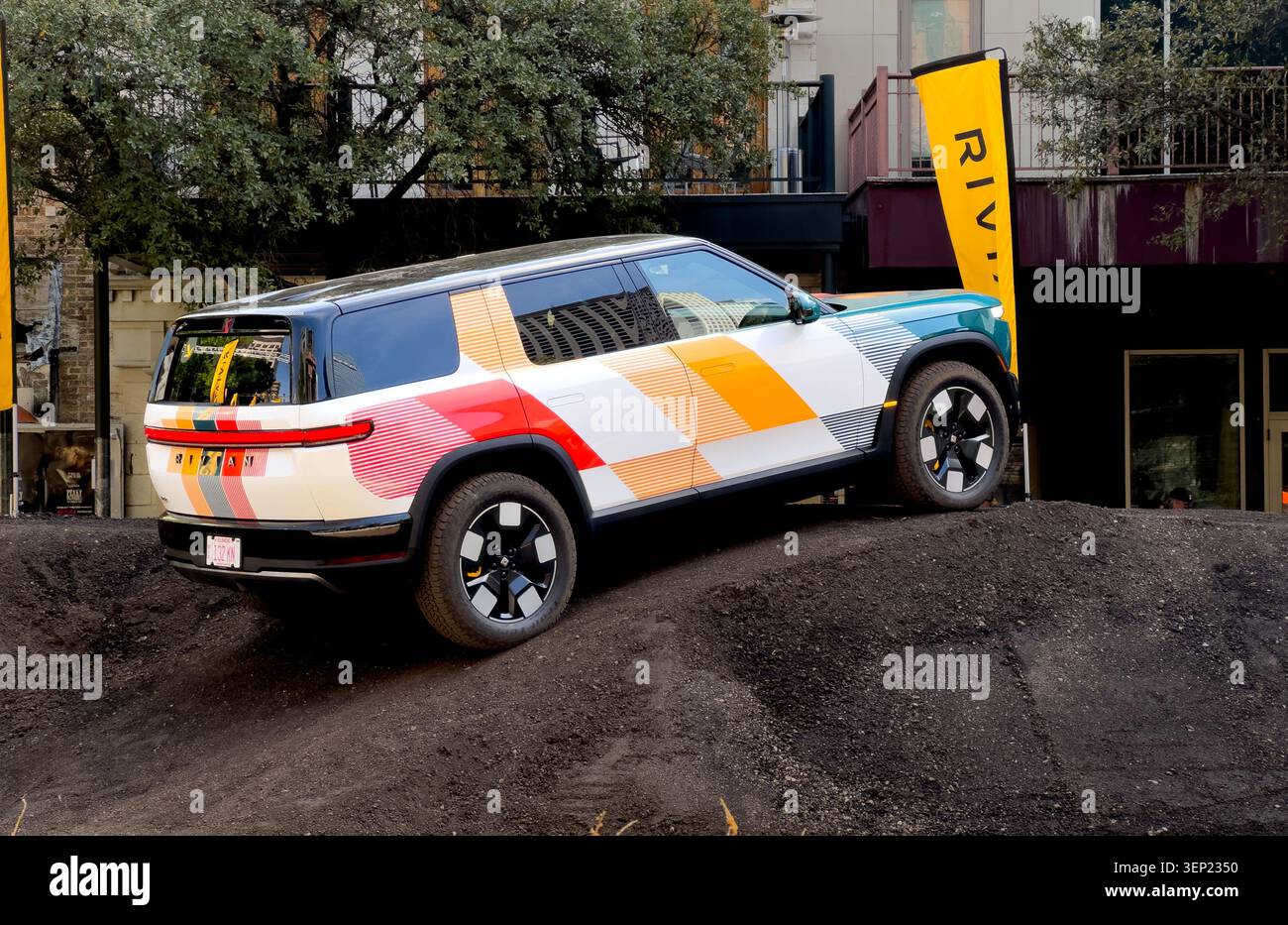 Rivian R2 mostra le sue abilità offroad al festival SXSW di Austin, Texas, nel marzo 2026, prima del lancio ufficiale verso la fine dell'estate - Immagine stock catturata con smartphone