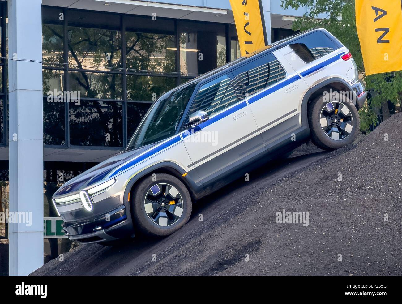 Rivian R2 mostra le sue abilità offroad al festival SXSW di Austin, Texas, nel marzo 2026, prima del lancio ufficiale verso la fine dell'estate - Immagine stock catturata con smartphone