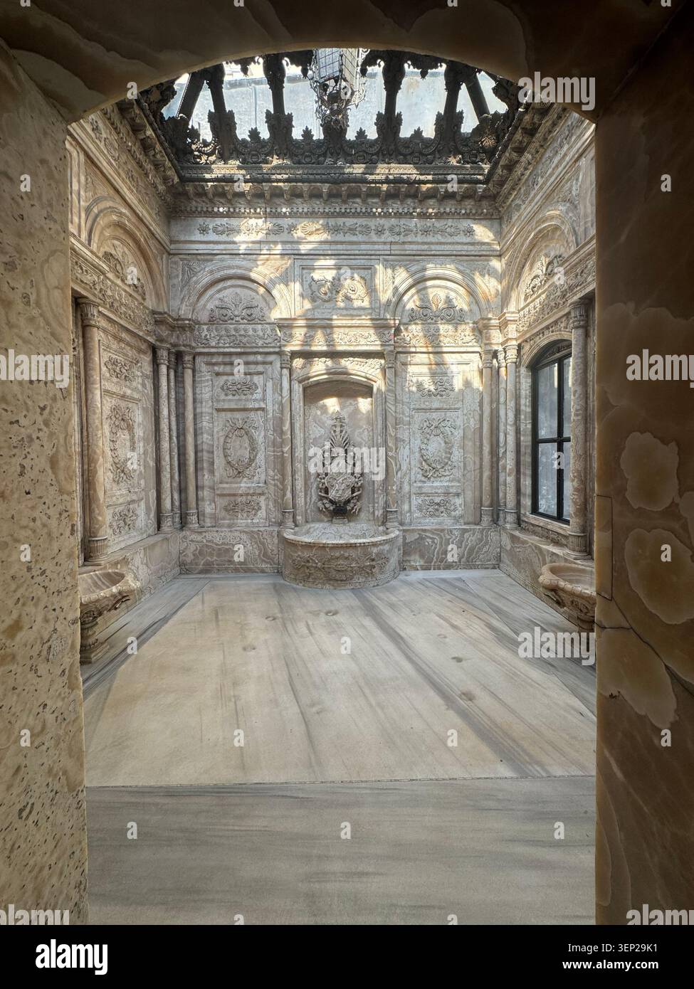 Vista interna dettagliata dello storico bagno turco del Sultano (Hammam) con intagli in marmo ornati e soffitto in vetro all'interno del Palazzo Dolmabahce Foto Stock