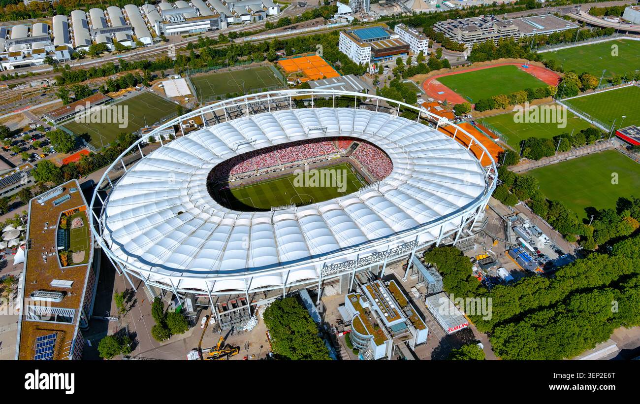 Vista aerea con droni della MHPArena Stuttgart piena di tifosi durante una partita di calcio dal vivo con tetto bianco a cuscino, Germania Foto Stock