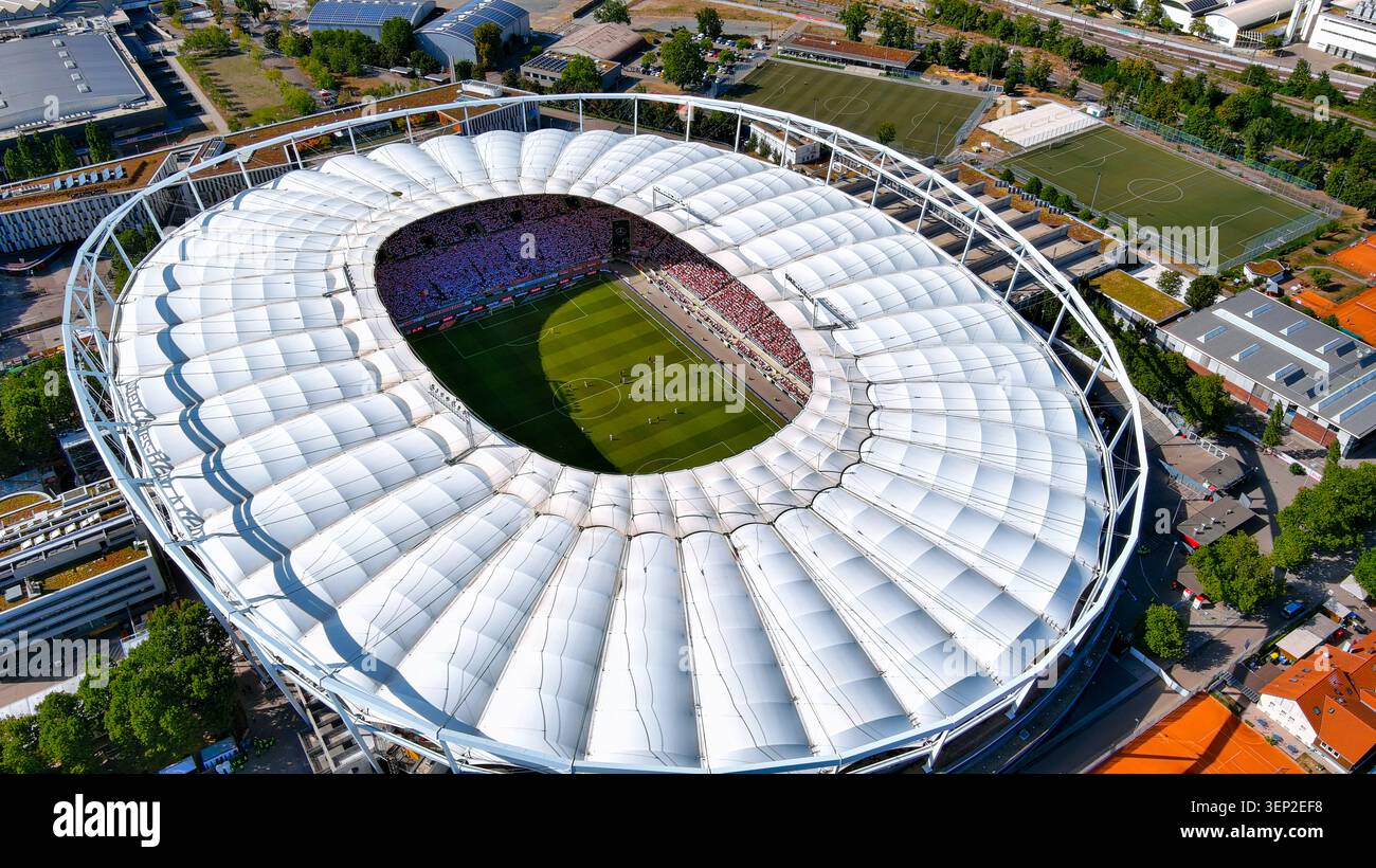 Vista dall'alto del drone aereo della MHPArena di Stoccarda con tetto in ETFE bianco e partita della Bundesliga in corso, Germania Foto Stock