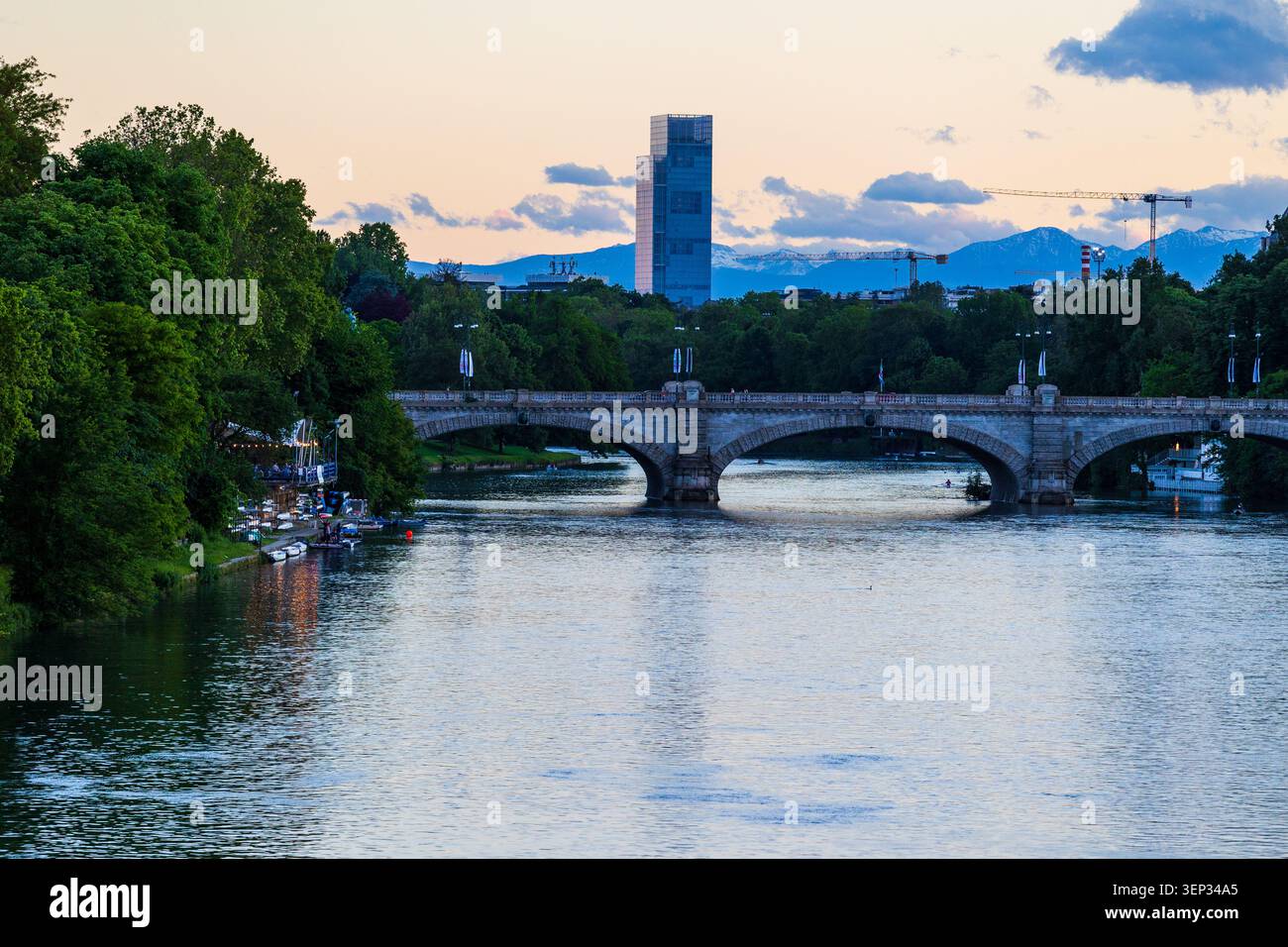 Torre del Palazzo della regione Piemonte vista dal Ponte Vittorio Emanuele i al tramonto, affacciata sul po e sulla neve ancora in parte-c Foto Stock