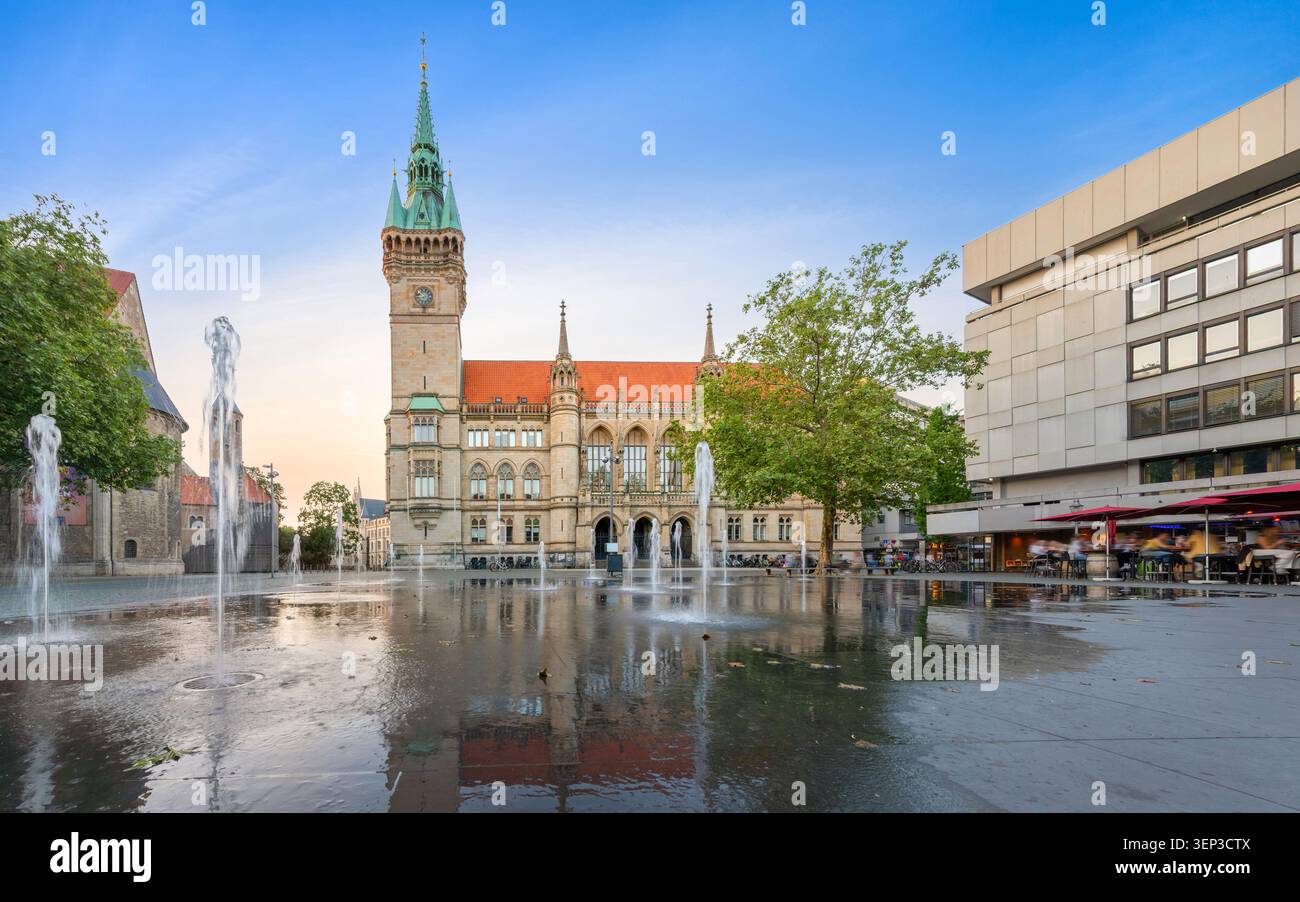 Braunschweig, Germania - Vista del Municipio (Rathaus) con torre gotica Foto Stock