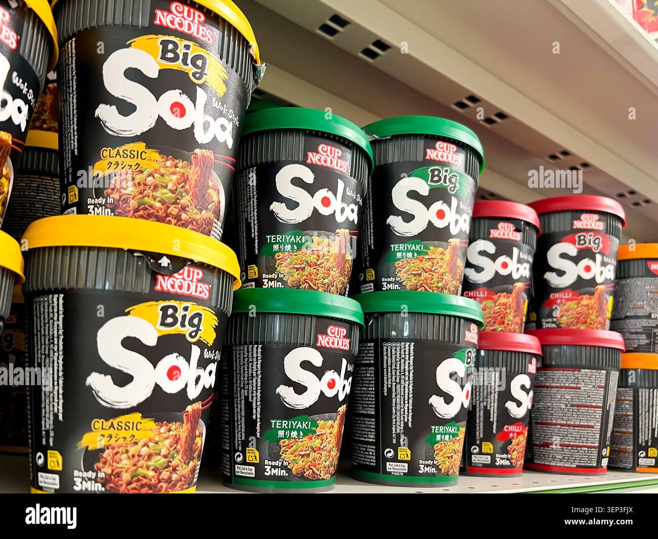 Grandi spaghetti di Soba impilati su uno scaffale in un supermercato Foto Stock