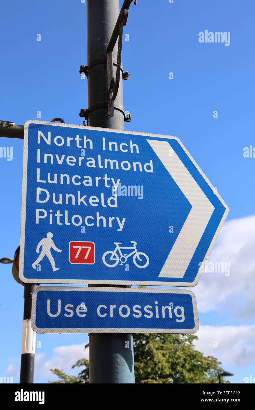 Firmare per la pista ciclabile nazionale 77 a Perth, Scozia, giugno 2026 Foto Stock