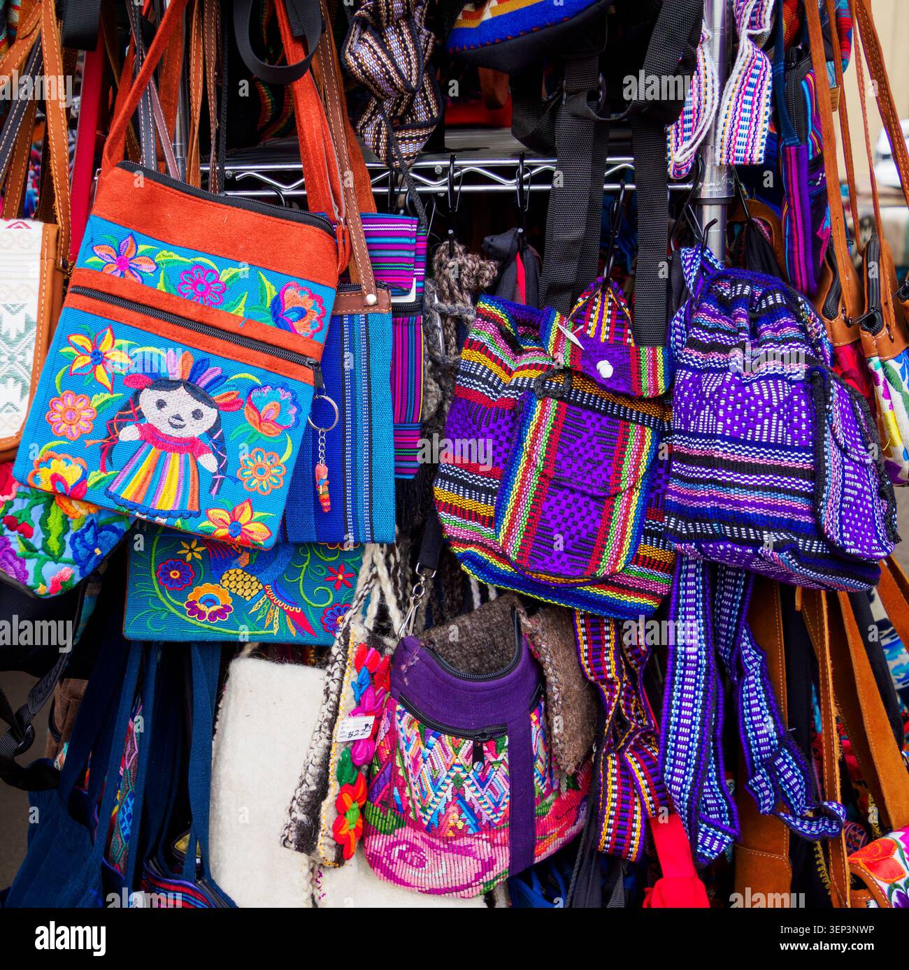 Le borse in tessuto e pelle indigene sono un'esposizione colorata in un mercato di strada Foto Stock