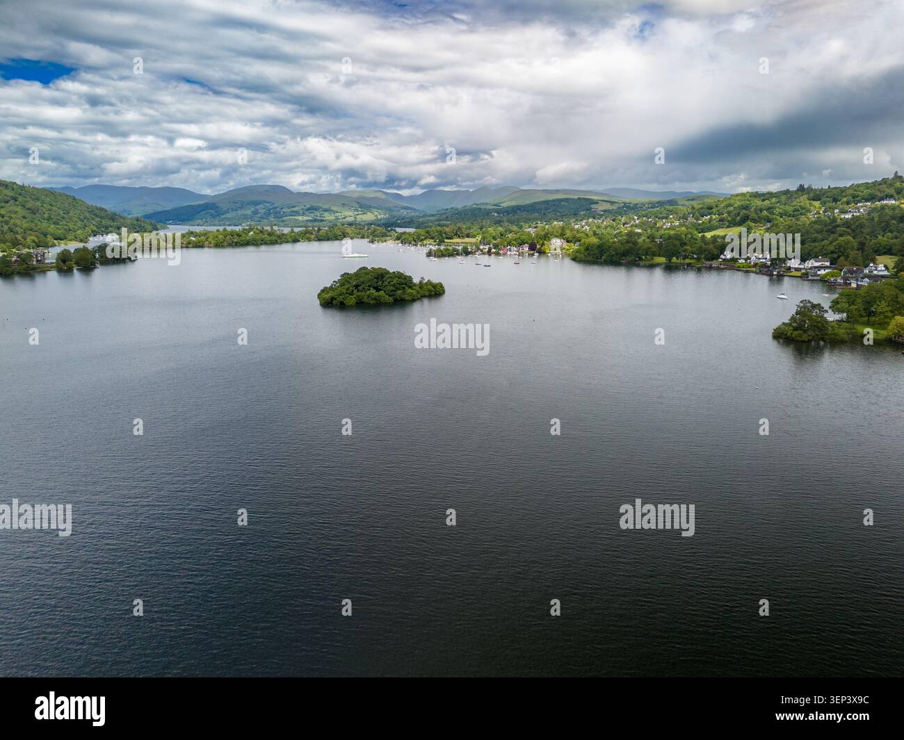Vedute aeree del Lago Windermere e del Distretto dei Laghi in Inghilterra Foto Stock