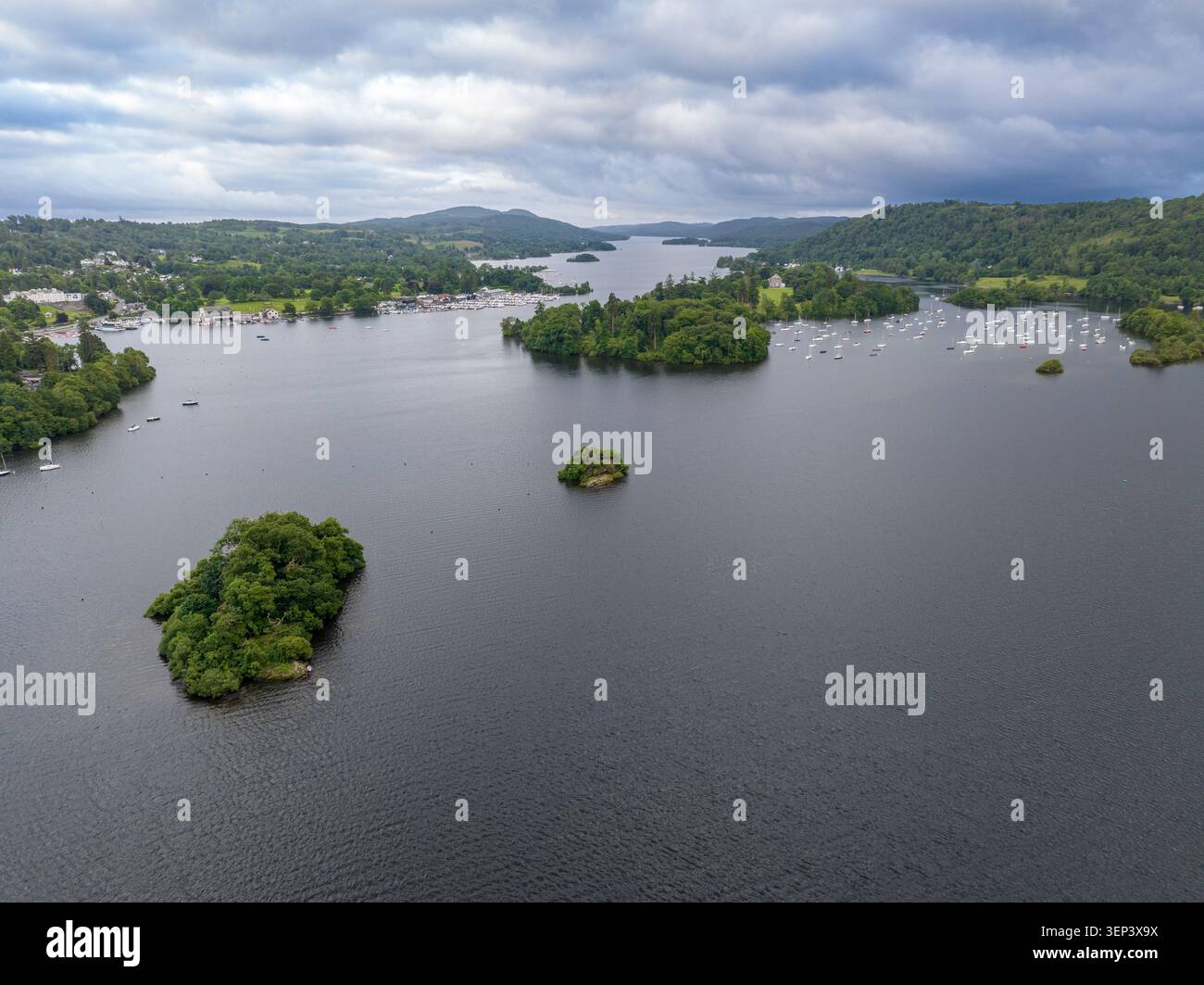 Vedute aeree del Lago Windermere e del Distretto dei Laghi in Inghilterra Foto Stock