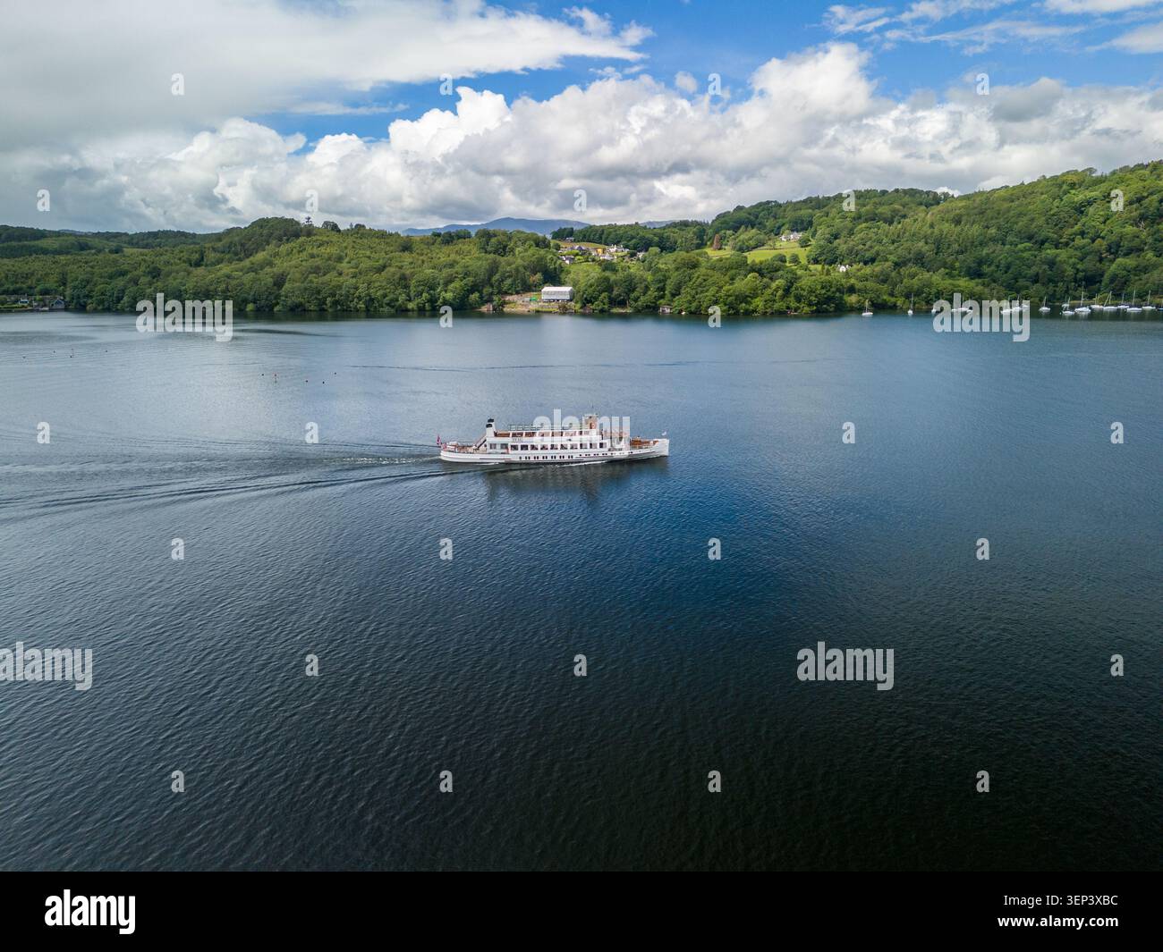 Viste aeree del lago windermere, il distretto lacustre in inghilterra, con crociere sul lago in barca Foto Stock