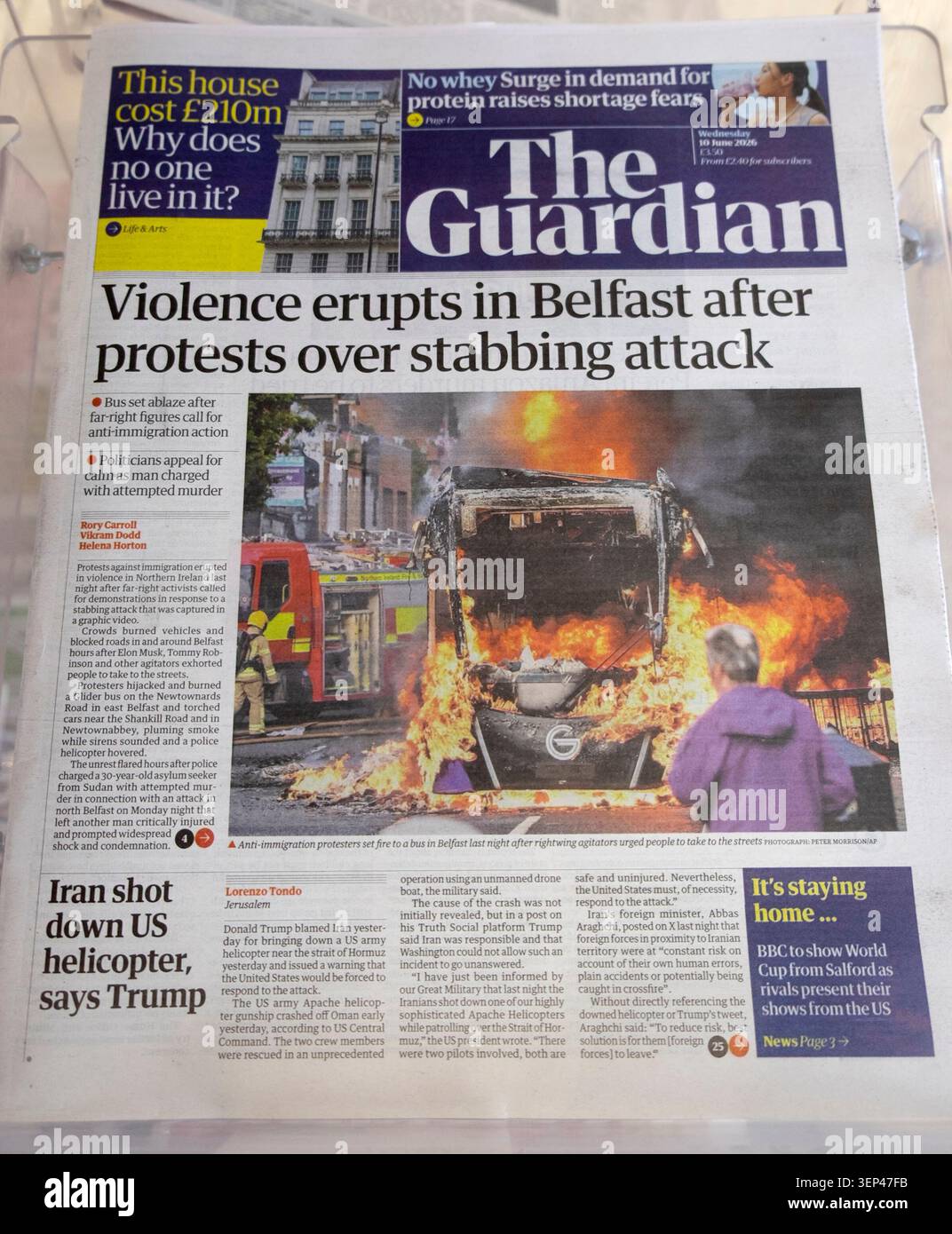 "La violenza scoppia a Belfast dopo le proteste per l'attacco pugnalato" articolo in prima pagina del quotidiano Guardian 10 giugno 2026 Londra Regno Unito KATHY DEWITT Foto Stock