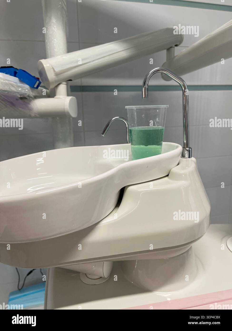 Tazza monouso per il risciacquo orale per la cura della bocca dopo una procedura di trattamento dentale. - Immagine stock catturata con smartphone